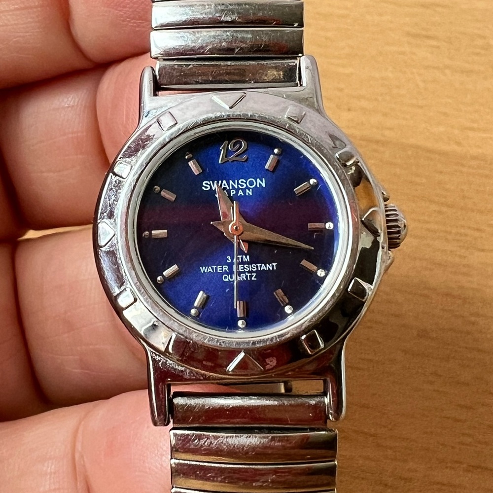 VINTAGE SWANSON JAPAN LADIES WATCH SILVER TONE STRETCH BRACELET NEW BATTERY